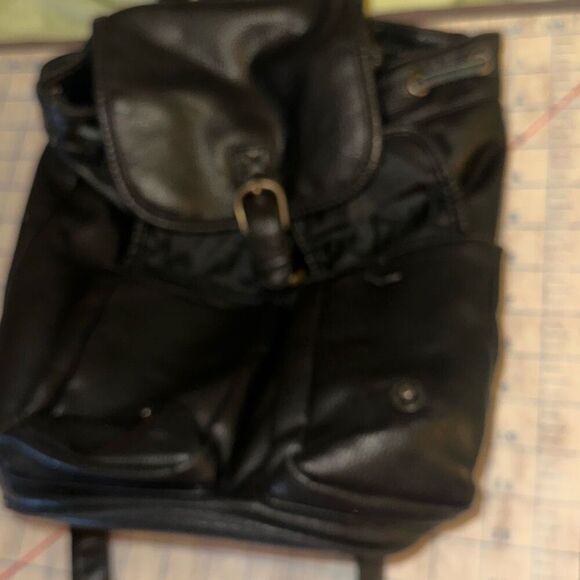 Unlisted By Kenneth Cole Black Pebbled Leather Flap Bucket Backpack Ladies Small - Picture 8 of 11